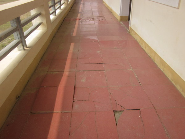 Gạch lát nền đã bị bong tróc. Gạch lát nền đã bị bong tróc.