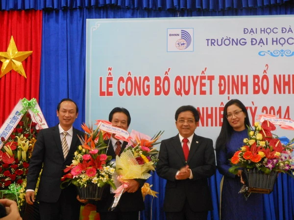 Trao quyết định và tặng hoa chúc mừng 2 Phó Hiệu trưởng trường ĐH Ngoại ngữ. 