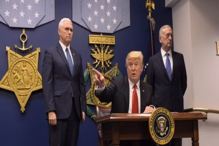 Ông Trump ký sắc lệnh tái thiết "vĩ đại" quân đội