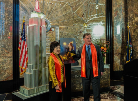 Toa nha Empire State trinh dien den dac biet mung Tet Dinh Dau - Anh 1