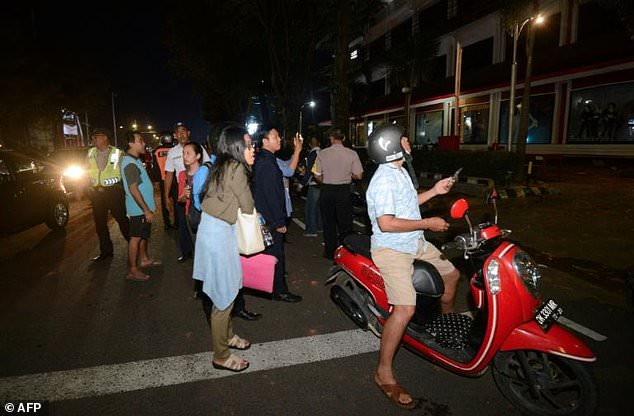 Người dân ở đảo Bali ra đường lúc nửa đêm sau động đất Người dân ở đảo Bali ra đường lúc nửa đêm sau động đất