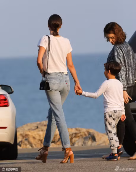 Con trai Miranda Kerr cang lon cang dep trai giong bo - Anh 5