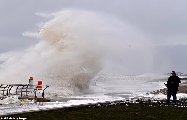 Cận cảnh “cơn bão thế kỷ” Ciara tàn phá châu Âu
