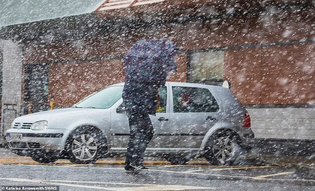 Tuyết rơi xuống thị trấn Bathgate ở West Lothian, Scotland, khi bão Ciara tiếp tục cuộc tấn công rầm rộ vào quần đảo Anh