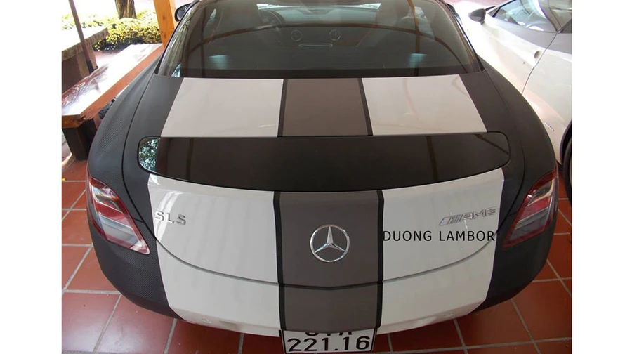 Chiếc Mercedes SLS AMG đầu tiên về Việt Nam và được thương hiệu Cafe Trung Nguyên mua năm 2010.
