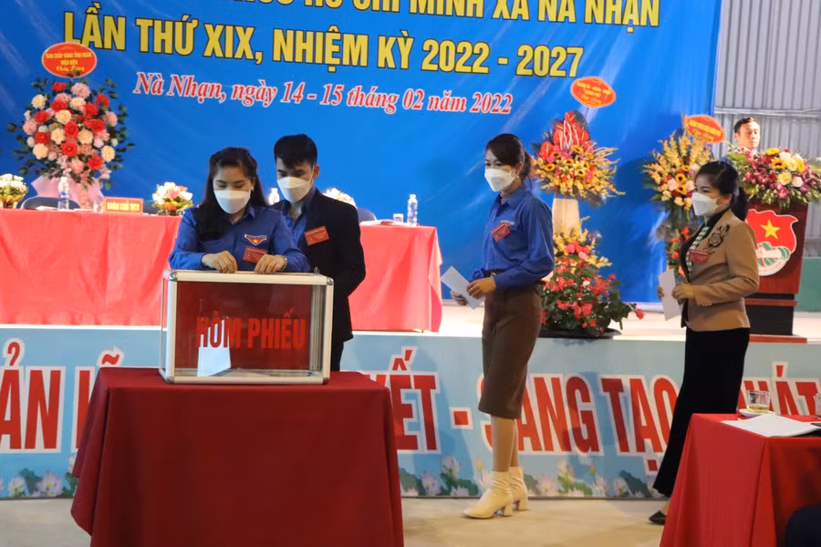 Đại biểu bỏ phiếu bầu Ban Chấp hành Đoàn TNCS Hồ Chí Minh xã Nà Nhạn nhiệm kỳ 2022 – 2027.