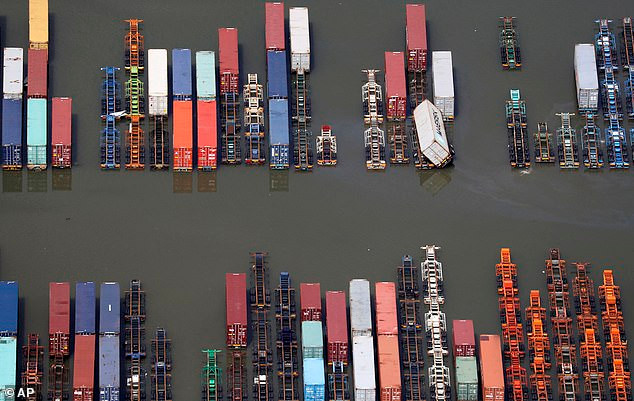 Một khu vực cảng bị ngập nước.