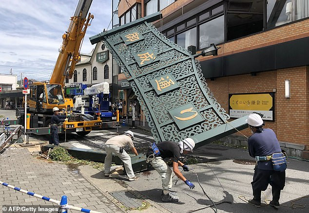 Biển hiệu bị gió thổi rơi.