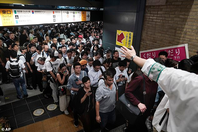 Các nhà ga đã mở cửa trở lại và đông hơn thường lệ.