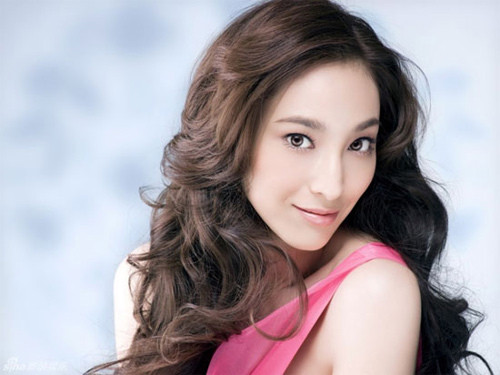 Nhan sắc siêu mẫu xứ Đài mang bầu để