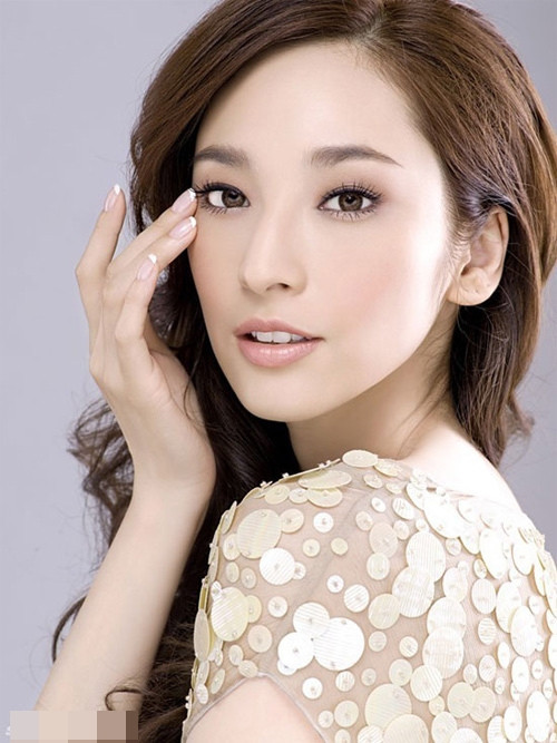 Nhan sắc siêu mẫu xứ Đài mang bầu để