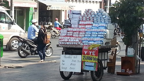 Khăn giả được bày bán tràn lan trên vỉa hè nhiều tuyến đường ngoại ô TP HCM. Ảnh: L.Q.Đ.