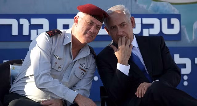 Thủ tướng Israel Benjamin Netanyahu và ông Benny Gantz (trái) trong một buổi lễ tốt nghiệp của các sĩ quan hải quân. (Ảnh: AP)