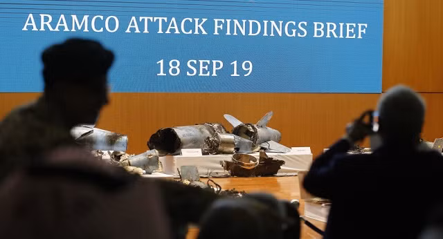 Các phóng viên chụp ảnh xác UAV tại cuộc họp báo.