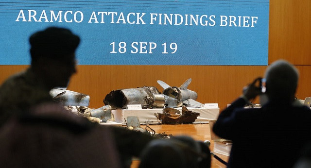 Các phóng viên chụp ảnh xác UAV tại cuộc họp báo.