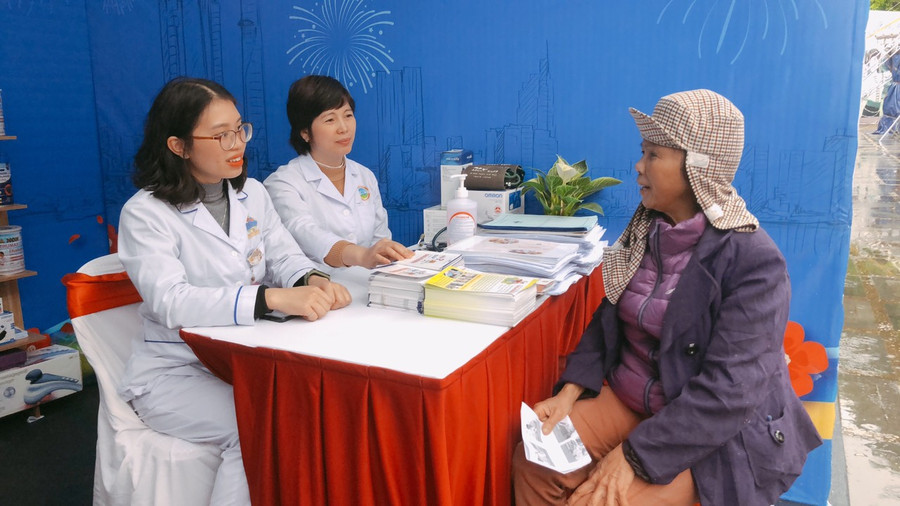 Thăm khám, tư vấn sức khỏe cho người lao động tại Chợ Tết Công đoàn. Thăm khám, tư vấn sức khỏe cho người lao động tại Chợ Tết Công đoàn.