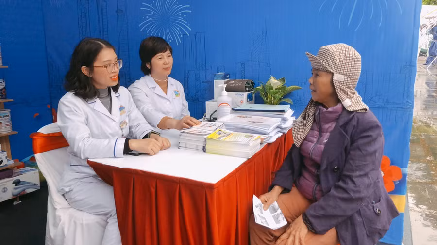 Thăm khám, tư vấn sức khỏe cho người lao động tại Chợ Tết Công đoàn.