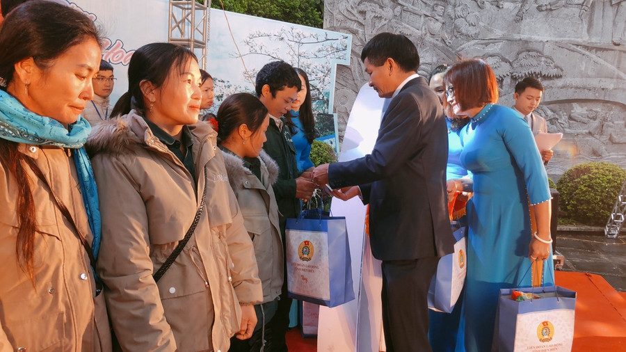 Ông Lê Thành Đô, Chủ tịch UBND tỉnh Điện Biên tặng quà cho công đoàn viên, người lao động khó khăn. Ông Lê Thành Đô, Chủ tịch UBND tỉnh Điện Biên tặng quà cho công đoàn viên, người lao động khó khăn.