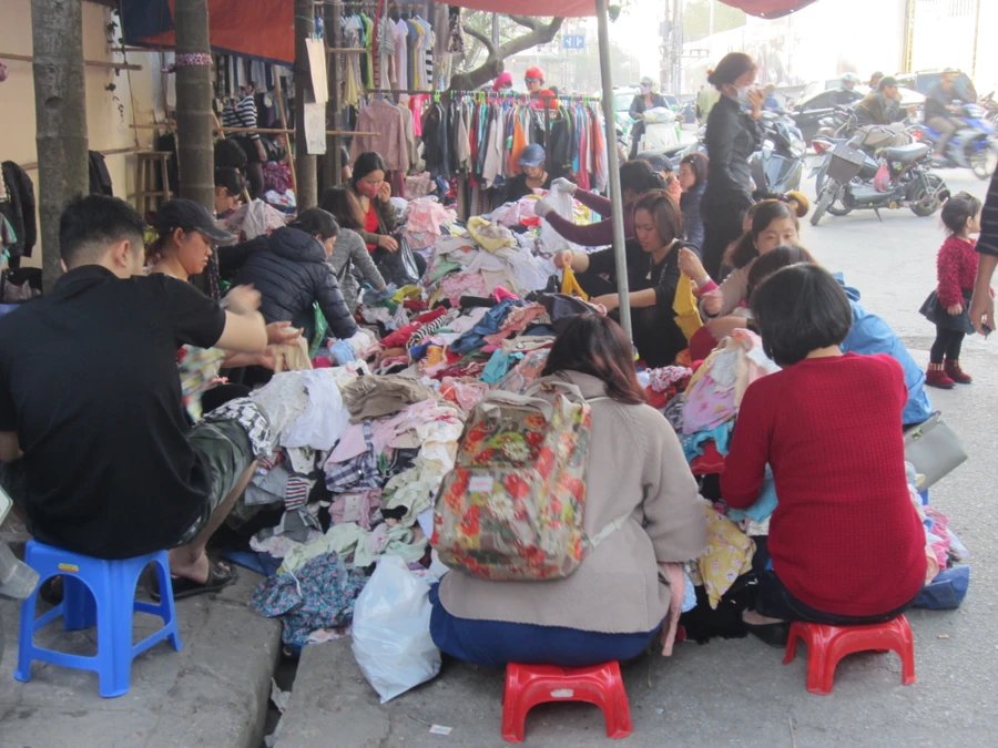 Rước bệnh "khó nói" từ quần áo hàng thùng