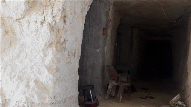 Đường hầm có kết hợp vài buồng giam giữ.