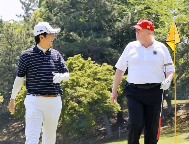 Thủ tướng Nhật Shinzo Abe và TT Trump trên sân golf