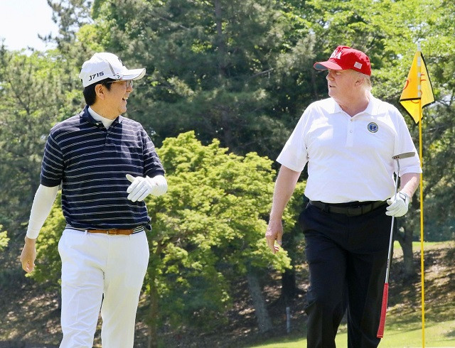 Thủ tướng Nhật Shinzo Abe và TT Trump trên sân golf