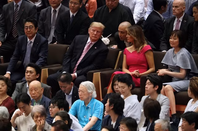 Vợ chồng TT Trump và vợ chồng Thủ tướng Nhật Shinzo Abe xem đấu vật sumo
