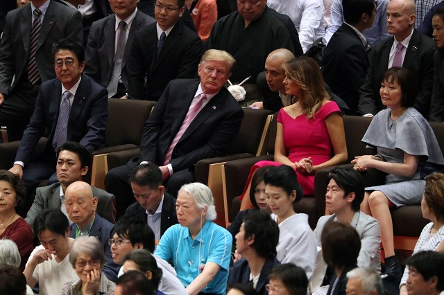 Vợ chồng TT Trump và vợ chồng Thủ tướng Nhật Shinzo Abe xem đấu vật sumo
