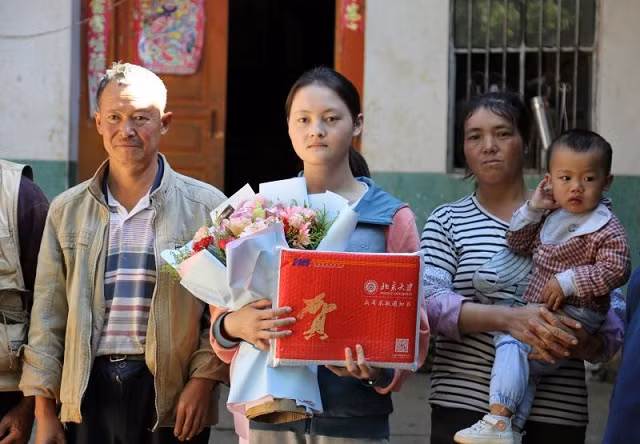 Zhang Qinfang, giữa, của trường trung học Yinwang ở Huize được nhận vào ĐH Bắc Kinh năm 2020.