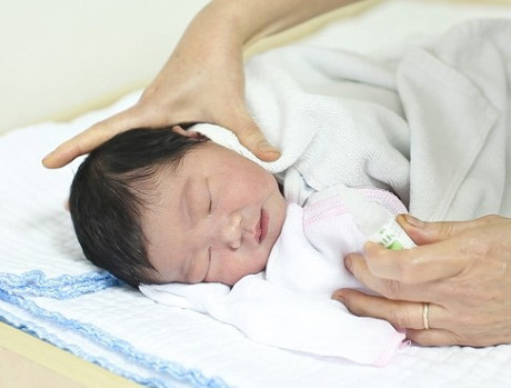 Làm gì khi trẻ bị nghẹt mũi? - Ảnh 1 Lam gi khi tre bi nghet mui? - Anh 1