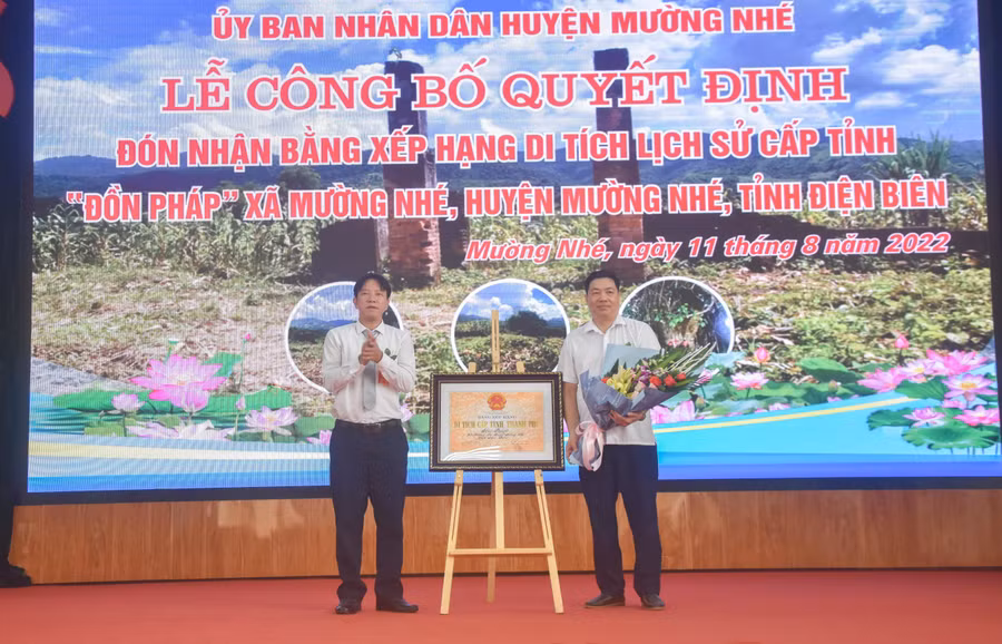 Đại diện chính quyền, nhân dân huyện Mường Nhé đón nhận Bằng xếp hạng di tích lịch sử "Đồn Pháp".