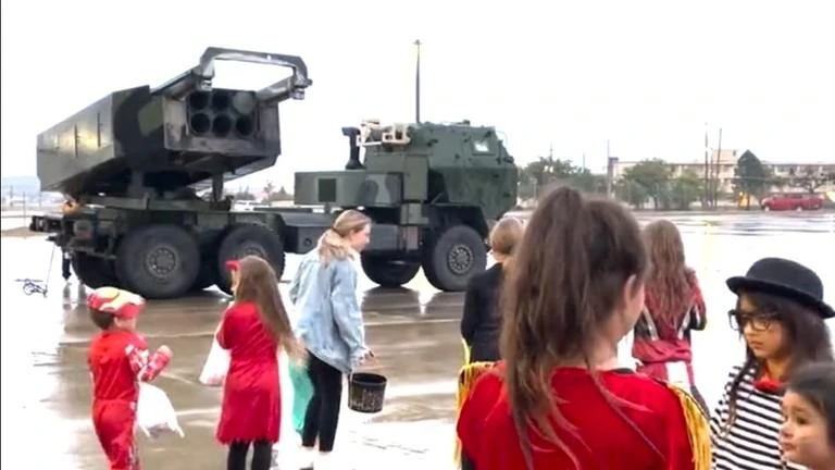 Hệ thống HIMARS phóng ra kẹo.