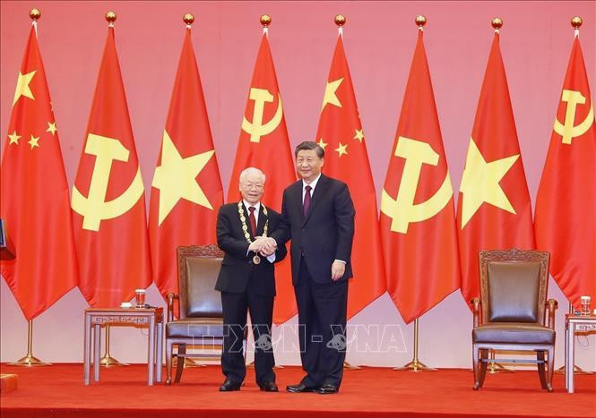 Tổng Bí thư, Chủ tịch Trung Quốc Tập Cận Bình trao Huân chương Hữu nghị tặng Tổng Bí thư Nguyễn Phú Trọng, tối 31/10/2022. Ảnh: Trí Dũng/TTXVN 