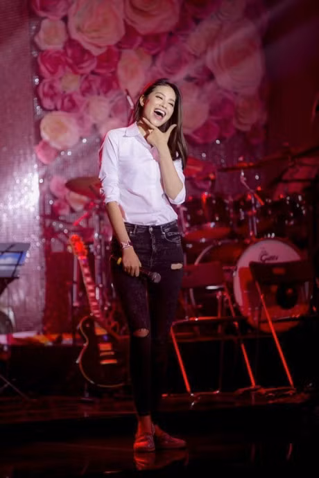 Hoc cach phoi do cung ao so mi trang sanh dieu nhu Pham Huong - Anh 9