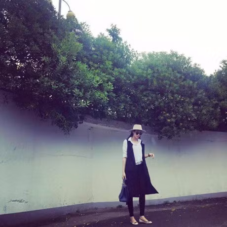 Hoc cach phoi do cung ao so mi trang sanh dieu nhu Pham Huong - Anh 3