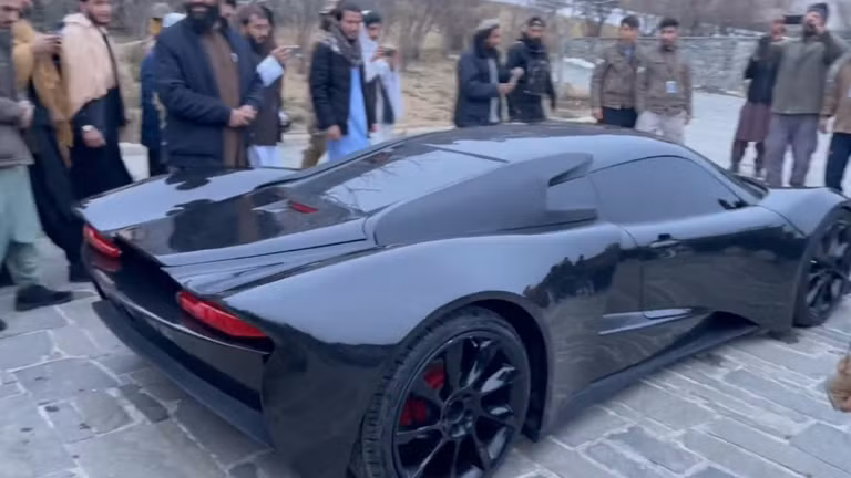 Các thành viên Taliban kiểm tra nguyên mẫu Mada-9 ở Kabul, Afghanistan.