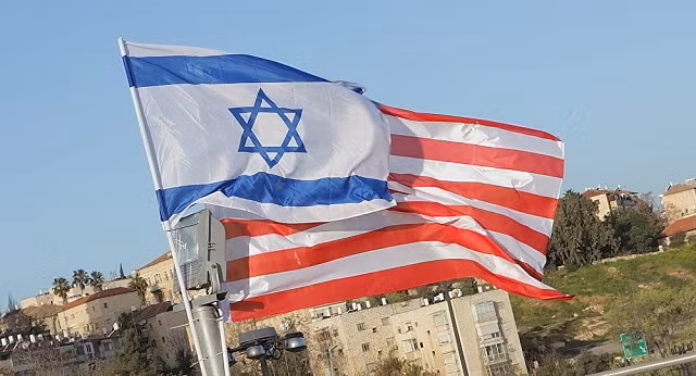 Quốc kỳ Israel và Mỹ (phải)