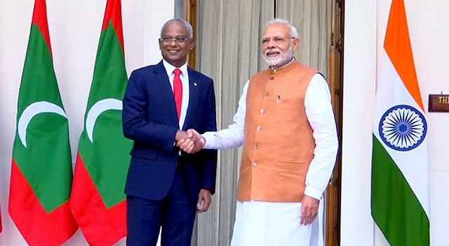 Tổng thống Maldives Ibrahim Mohamed Solih (trái) và Thủ tướng Ấn Độ Narendra Modi.