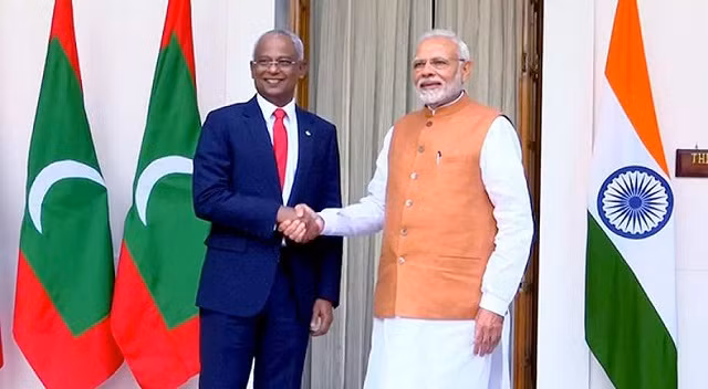 Tổng thống Maldives Ibrahim Mohamed Solih (trái) và Thủ tướng Ấn Độ Narendra Modi.
