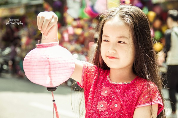 Ngây ngất với vẻ đẹp ngọt ngào của em bé trên phố Trung thu