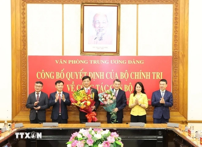 Đại diện lãnh đạo Văn phòng Trung ương Đảng tặng hoa chúc mừng ông Nguyễn Duy Ngọc và ông Lê Minh Hưng. (Ảnh: Trí Dũng/TTXVN) Đại diện lãnh đạo Văn phòng Trung ương Đảng tặng hoa chúc mừng ông Nguyễn Duy Ngọc và ông Lê Minh Hưng. (Ảnh: Trí Dũng/TTXVN)