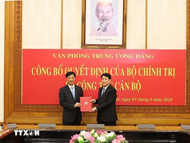 Đại tướng Lương Cường, Ủy viên Bộ Chính trị, Thường trực Ban Bí thư trao Quyết định của Bộ Chính trị điều động, phân công Thượng tướng Nguyễn Duy Ngọc giữ chức Chánh Văn phòng Trung ương Đảng. (Ảnh: Trí Dũng/TTXVN) Đại tướng Lương Cường, Ủy viên Bộ Chính trị, Thường trực Ban Bí thư trao Quyết định của Bộ Chính trị điều động, phân công Thượng tướng Nguyễn Duy Ngọc giữ chức Chánh Văn phòng Trung ương Đảng. (Ảnh: Trí Dũng/TTXVN)