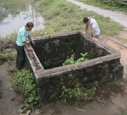 Giếng có hình vuông được người dân bảo vệ rất nghiêm ngặt.