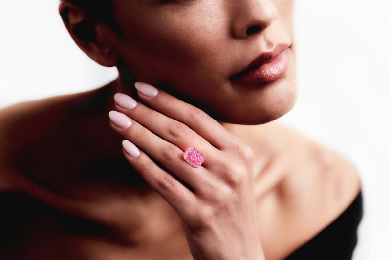 Màu sắc của viên kim cương đã được chỉ định là &quot;sặc sỡ lạ mắt&quot;