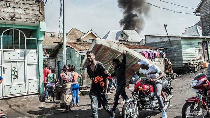 Khói bốc lên từ hiện trường máy bay rơi