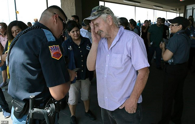 Cảnh sát nhận thông tin của người dân Cảnh sát nhận thông tin của người dân