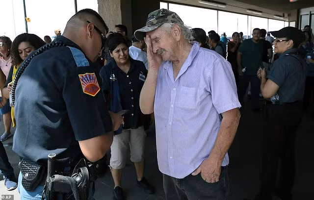 Cảnh sát nhận thông tin của người dân