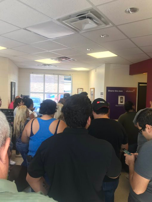 Bên trong một trung tâm hiến máu có đông người chờ đợi giúp đỡ các nạn nhân vụ xả súng