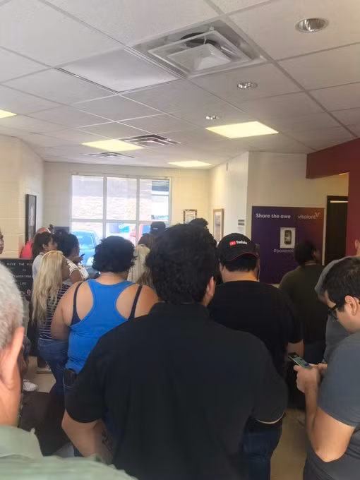 Bên trong một trung tâm hiến máu có đông người chờ đợi giúp đỡ các nạn nhân vụ xả súng