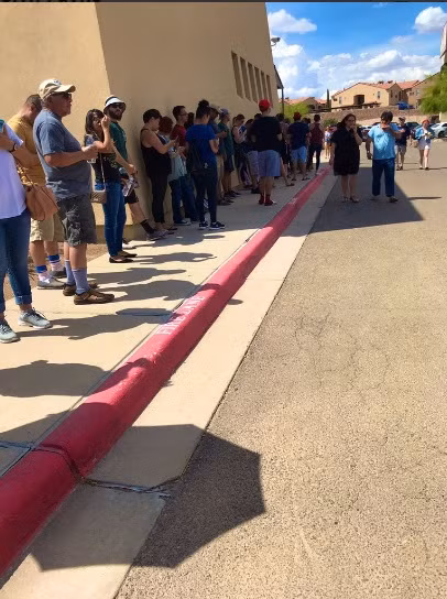 Hàng trăm người xếp hàng chờ hiến máu